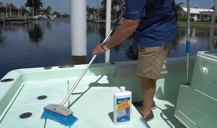 fiberglass-boat-deck-cleaner