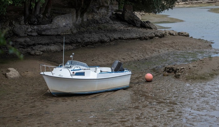 boat-stuck-on-sandbar