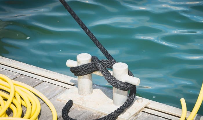 tie-a-boat-to-a-dock-cleat