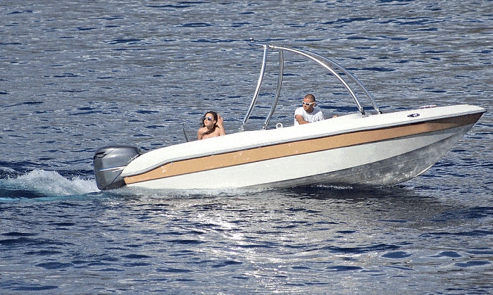 bowrider-vs-deck-boat