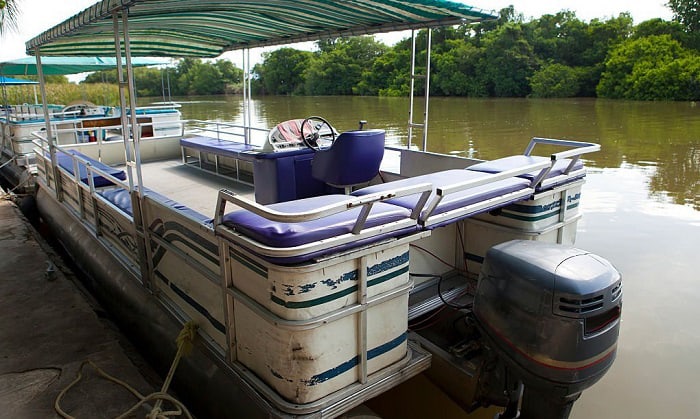 docking-a-pontoon-boat