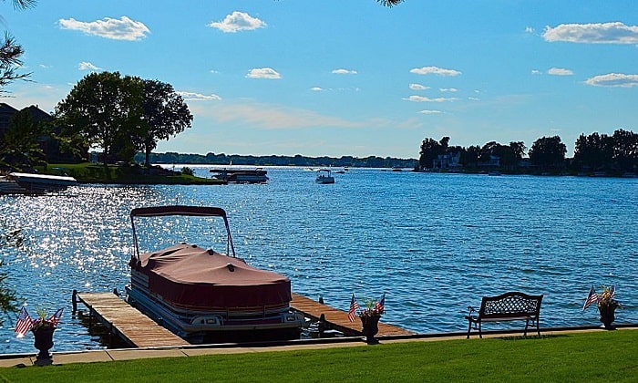 how to dock a pontoon boat