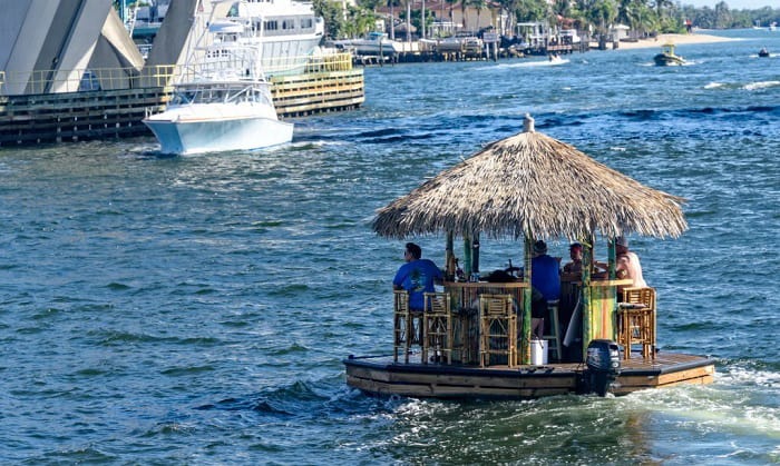 tiki-bar-pontoon-boat