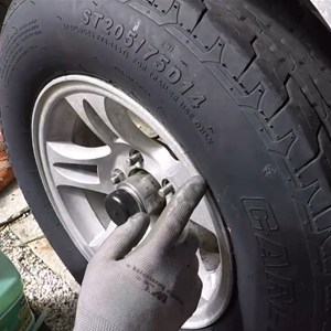 Changing-a-boat-trailer’s-tire