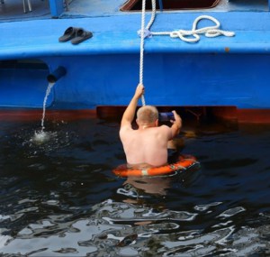 Repairs-fiberglass-boat-In-water