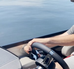 steering-a-pontoon-boat