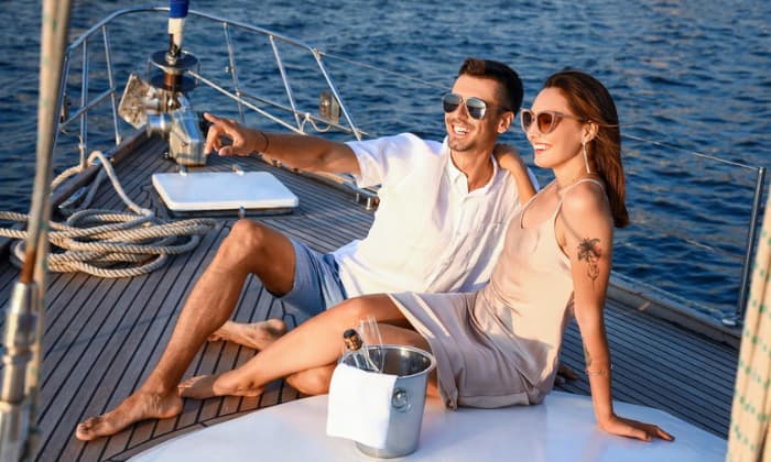 Do’s-and-Don’ts-when-a-Yacht-Party-at-Night